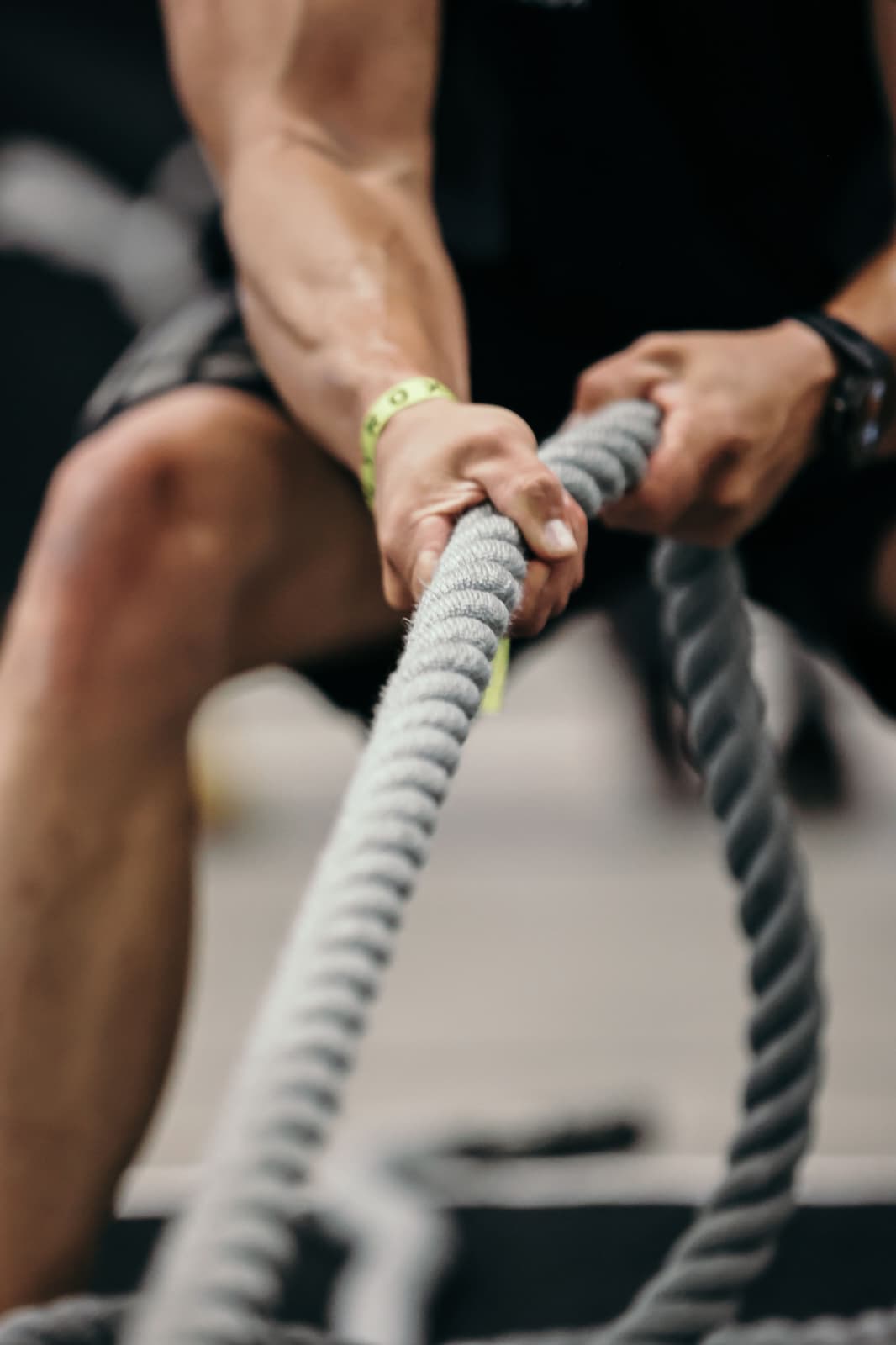 Atleta a segurar uma corda de treino
