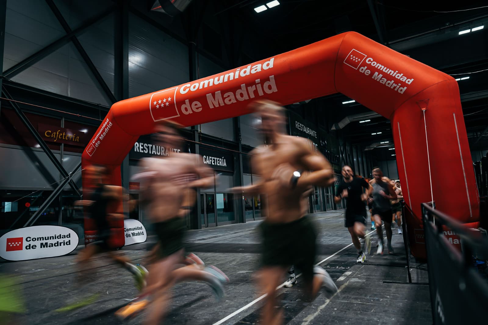 Atletas a cruzar juntos a meta num evento de fitness
