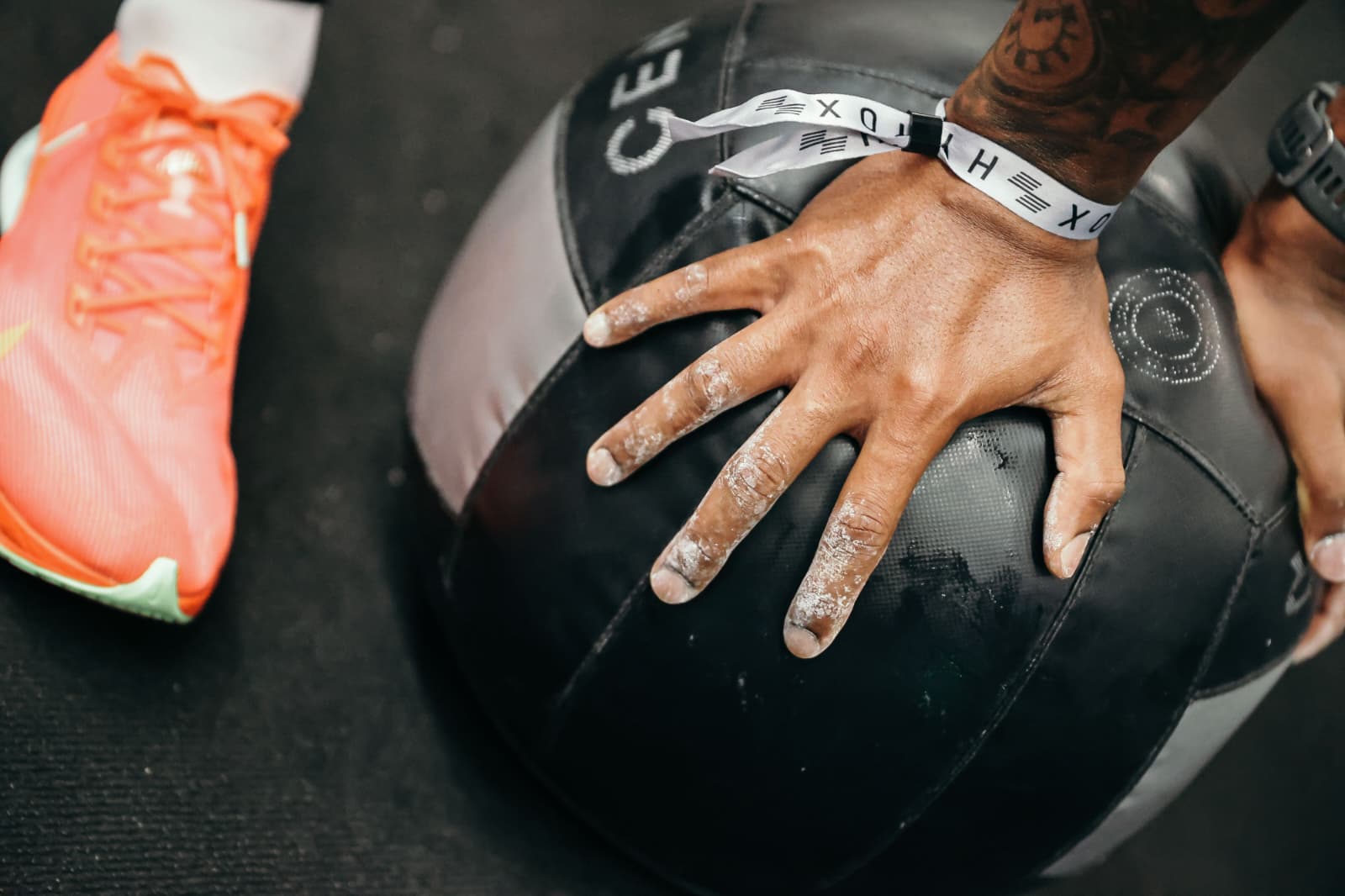 Atleta a preparar-se para um exercício com bola